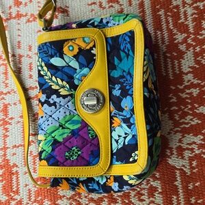 Vera turnlock crossbody